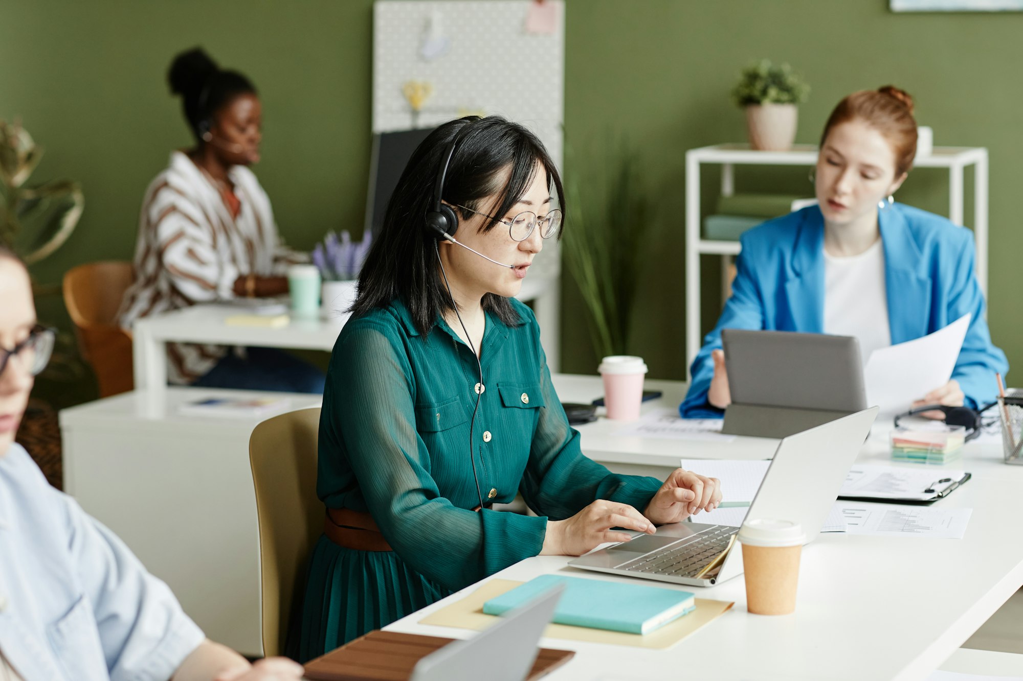 operator-working-with-customers-on-laptop.jpg